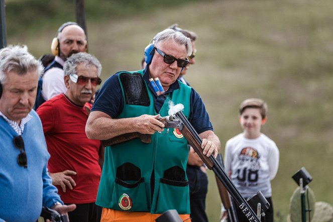 Ray Winstone in Sicily - Cianciana. Ray Picks Up A Shotgun and Throws a Party - Photos - Ray Winstone