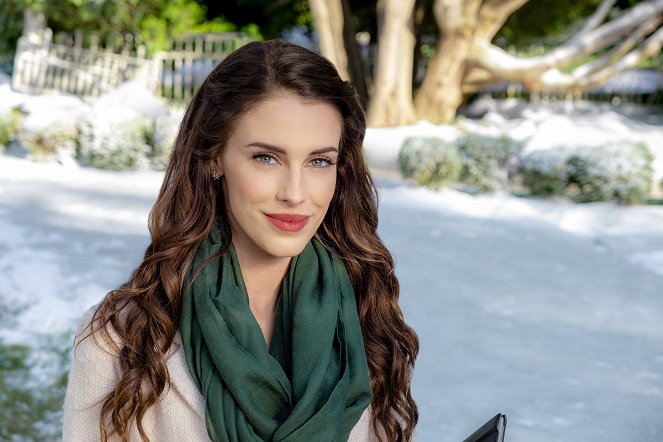 Christmas at Pemberley Manor - Promokuvat - Jessica Lowndes