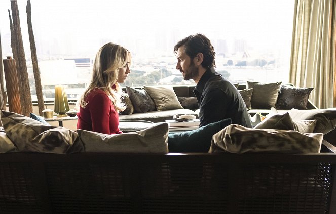 The Flight Attendant - Rabbits - Photos - Kaley Cuoco, Michiel Huisman