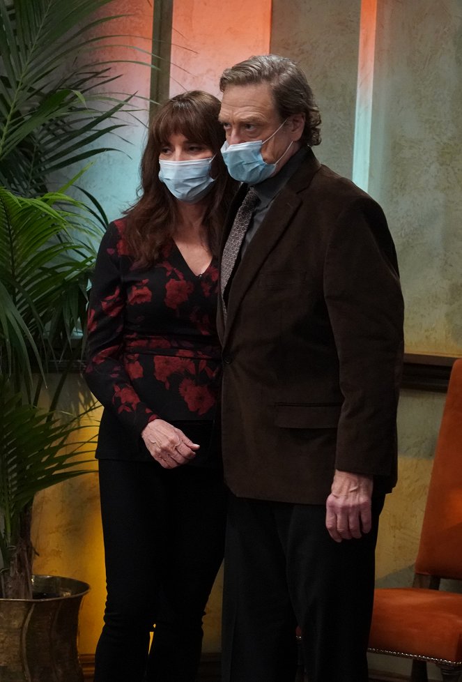 The Conners - Birthdays, Babies and Emotional Support Chickens - Film - Katey Sagal, John Goodman