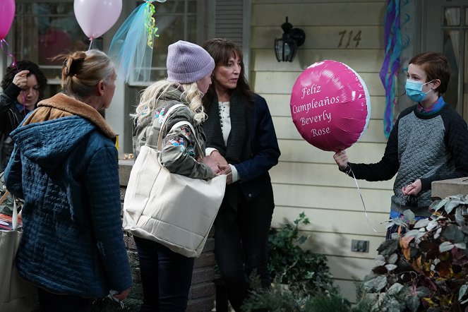 The Conners - Birthdays, Babies and Emotional Support Chickens - Van film - Katey Sagal, Ames McNamara
