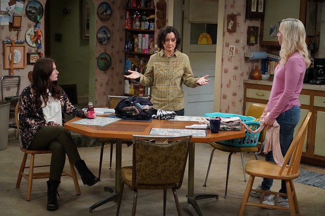 The Conners - Season 3 - Friends in High Places and Horse Surgery - Photos - Emma Kenney, Sara Gilbert