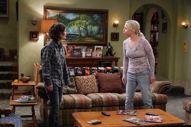 The Conners - Friends in High Places and Horse Surgery - De la película - Sara Gilbert, Alicia Goranson