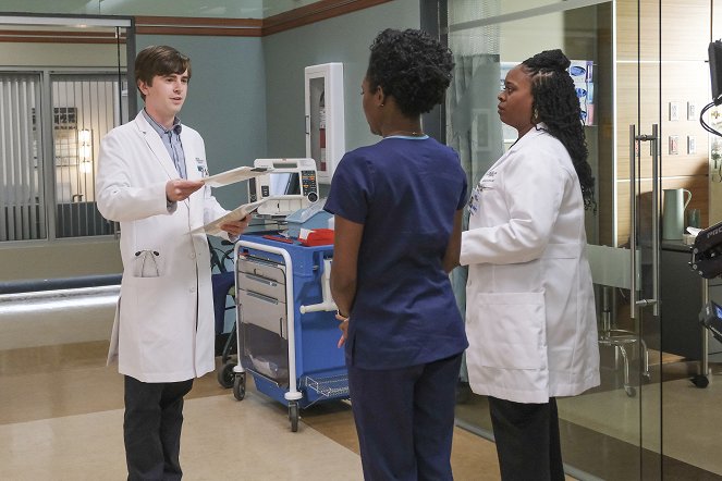 The Good Doctor - Not the Same - Photos - Freddie Highmore, Bria Henderson