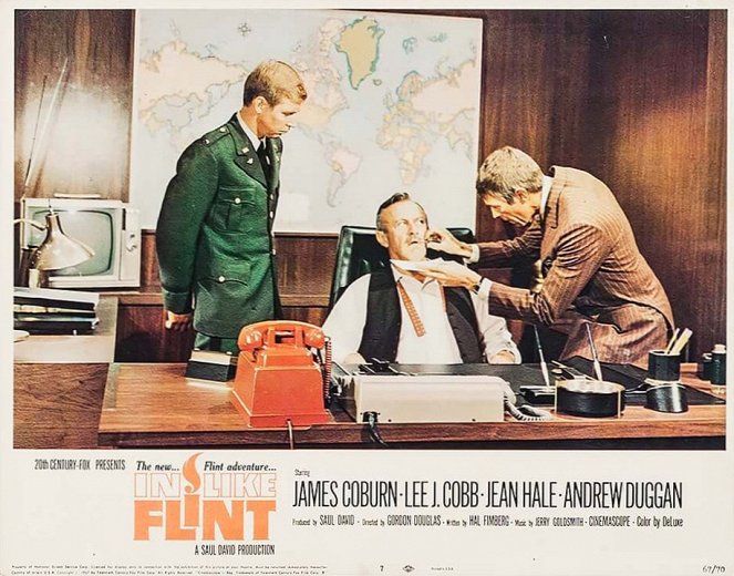 Derek Flint - kova kuin kivi - Mainoskuvat - Lee J. Cobb, James Coburn