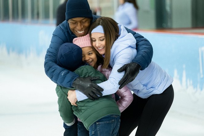 Happiest Season - Kuvat elokuvasta - Burl Moseley, Asiyih N'Dobe, Alison Brie