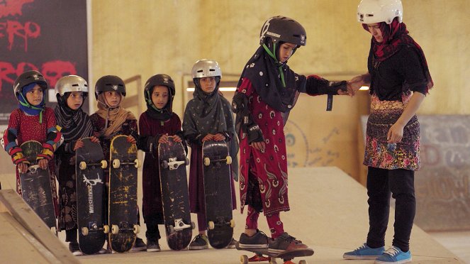 Learning to Skateboard in a Warzone (If You're a Girl) - Van film