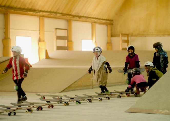 Aprender a patinar en una zona de guerra (si eres una niña) - De la película