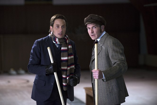 Murdoch Mysteries: A Merry Murdoch Christmas - Filmfotos - Jonny Harris, Lachlan Murdoch