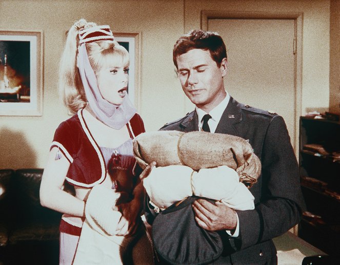 Bezaubernde Jeannie - Der Wetterfrosch - Filmfotos - Barbara Eden, Larry Hagman