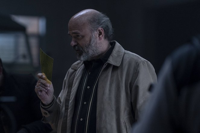 The Walking Dead: World Beyond - Truth or Dare - Photos - Scott Adsit