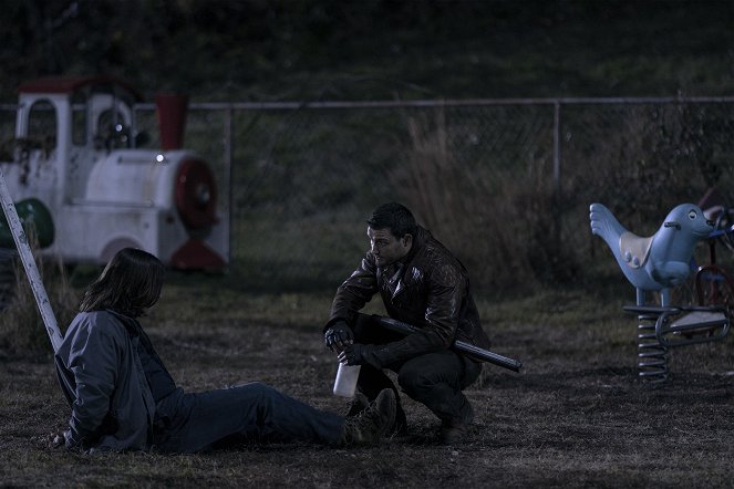 The Walking Dead: World Beyond - The Sky Is a Graveyard - Van film - Nico Tortorella