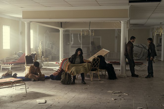 The Walking Dead: Mi vagyunk a világvége - Temető az ég - Filmfotók - Alexa Mansour, Nico Tortorella, Annet Mahendru