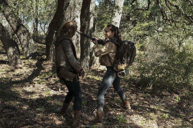 Fear the Walking Dead - Damage from the Inside - Van film - Alycia Debnam-Carey