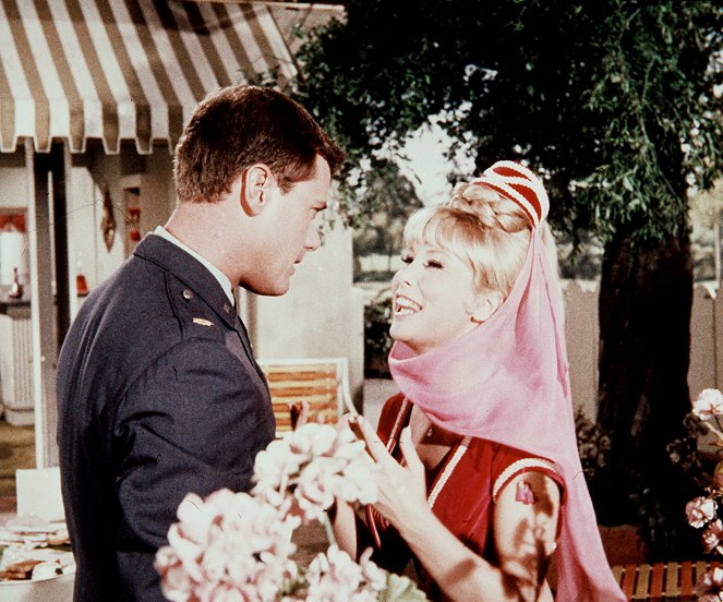 I Dream of Jeannie - My Master, the Great Caruso - Photos - Larry Hagman, Barbara Eden