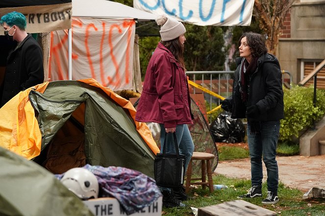 The Conners - Season 3 - Protest, Drug Test and One Leaves the Nest - Photos - Sara Gilbert