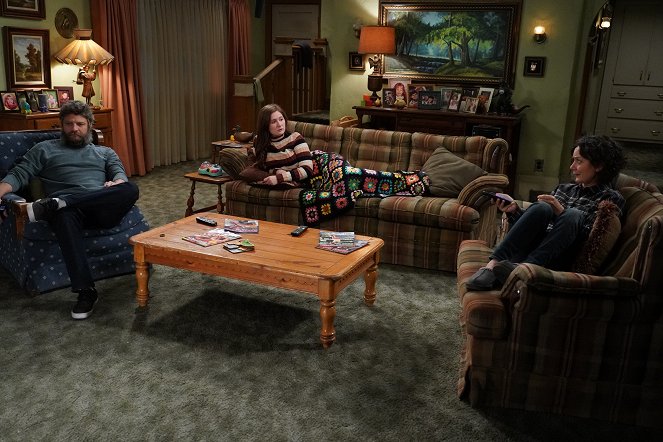 The Conners - Protest, Drug Test and One Leaves the Nest - Photos - Jay R. Ferguson, Emma Kenney, Sara Gilbert