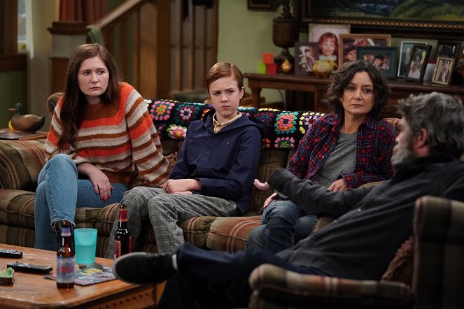 The Conners - Season 3 - Protest, Drug Test and One Leaves the Nest - Van film - Emma Kenney, Ames McNamara, Sara Gilbert