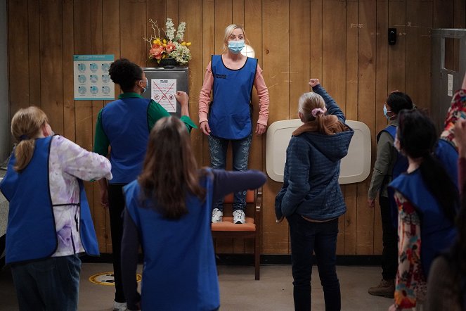 The Conners - Season 3 - Protest, Drug Test and One Leaves the Nest - Photos - Alicia Goranson