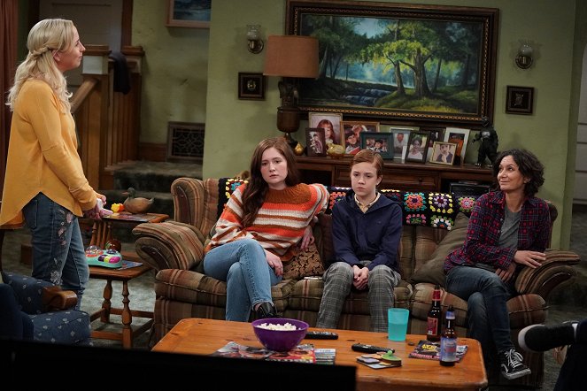 The Conners - Protest, Drug Test and One Leaves the Nest - Photos - Alicia Goranson, Emma Kenney, Ames McNamara, Sara Gilbert