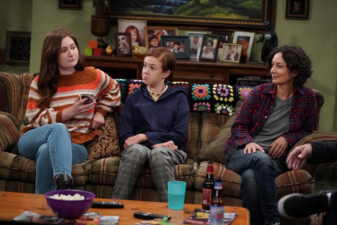 The Conners - Season 3 - Protest, Drug Test and One Leaves the Nest - Photos - Emma Kenney, Ames McNamara, Sara Gilbert