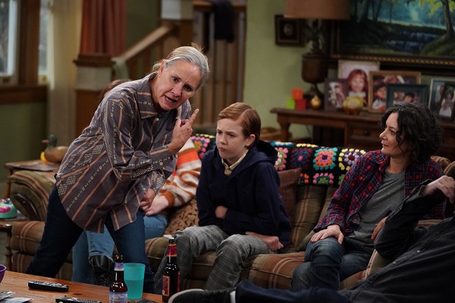 The Conners - Season 3 - Protest, Drug Test and One Leaves the Nest - Photos - Laurie Metcalf, Sara Gilbert