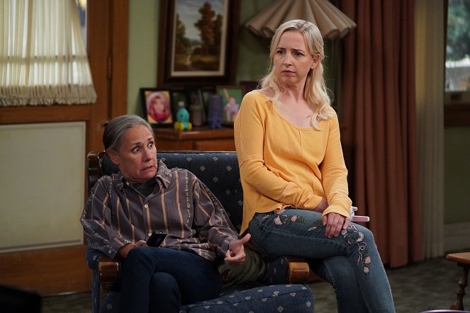 The Conners - Season 3 - Protest, Drug Test and One Leaves the Nest - De la película - Laurie Metcalf, Alicia Goranson