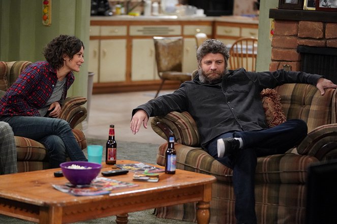 The Conners - Protest, Drug Test and One Leaves the Nest - Photos - Sara Gilbert, Jay R. Ferguson