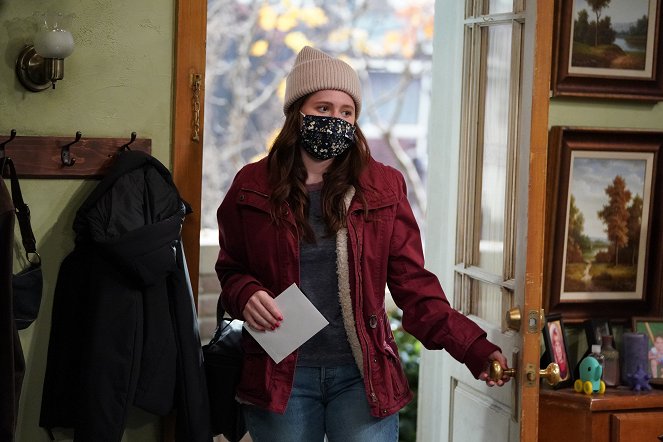 The Conners - Season 3 - Protest, Drug Test and One Leaves the Nest - Photos - Emma Kenney
