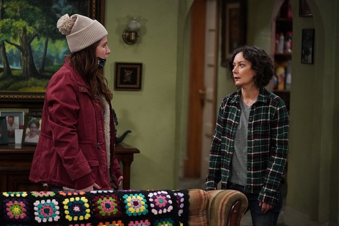 The Conners - Season 3 - Protest, Drug Test and One Leaves the Nest - Photos - Emma Kenney, Sara Gilbert