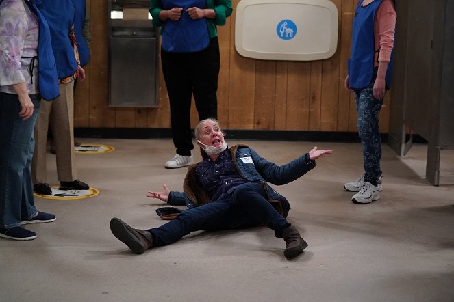 The Conners - Season 3 - Protest, Drug Test and One Leaves the Nest - Photos - Laurie Metcalf
