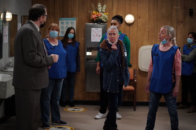 The Conners - Season 3 - Protest, Drug Test and One Leaves the Nest - Photos - Laurie Metcalf, Alicia Goranson