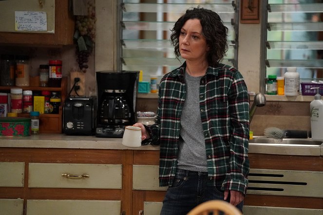 The Conners - Protest, Drug Test and One Leaves the Nest - Z filmu - Sara Gilbert