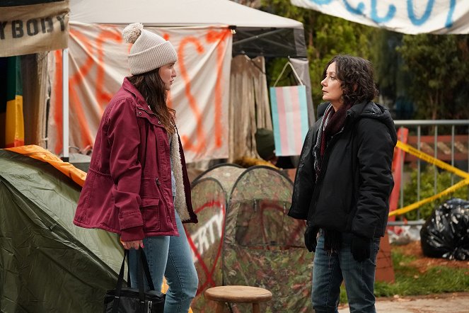 The Conners - Season 3 - Protest, Drug Test and One Leaves the Nest - Van film - Emma Kenney, Sara Gilbert