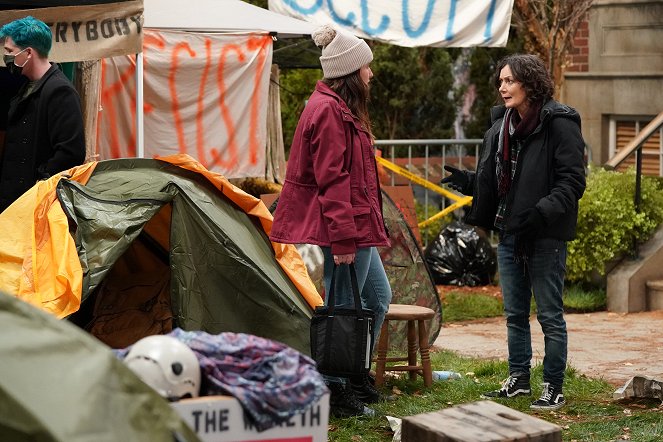 The Conners - Protest, Drug Test and One Leaves the Nest - De la película - Sara Gilbert