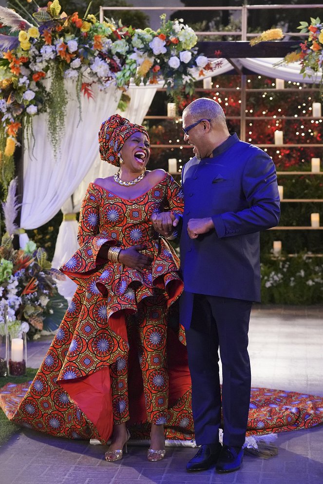 Black-ish - Season 7 - Our Wedding Dre - De la película - Jenifer Lewis, Laurence Fishburne