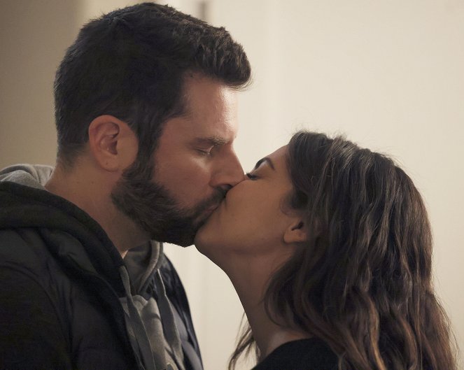 A Million Little Things - Writings on the Wall - Van film - James Roday Rodriguez, Floriana Lima
