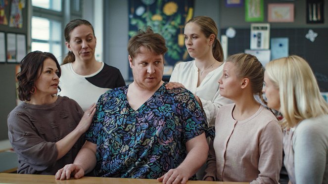 Sunnuntailounas - Season 1 - Idiootit - De la película - Santtu Karvonen, Iida-Maria Heinonen