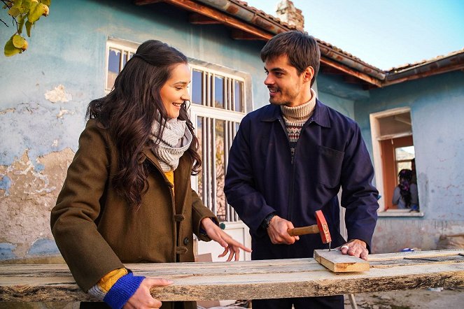 An Anatolian Tale - Season 1 - Pembe Kapı - Photos - Gülsim Ali İlhan, Berk Atan