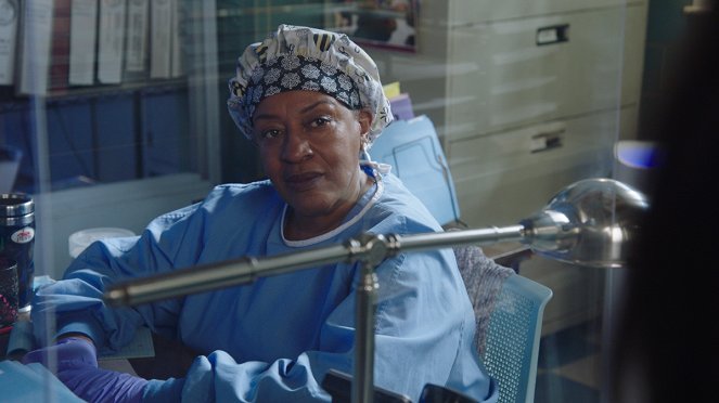 NCIS: New Orleans - We All Fall… - Van film - CCH Pounder