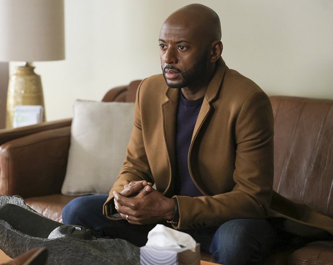 A Million Little Things - Letting Go - Do filme - Romany Malco