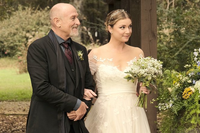 The Resident - Season 4 - A Wedding, a Funeral - Photos - Corbin Bernsen, Emily VanCamp
