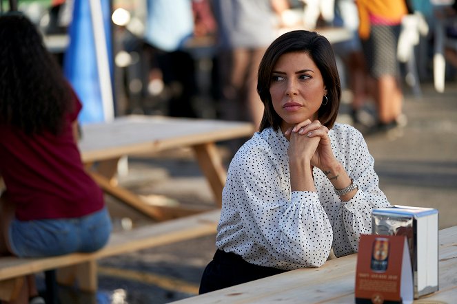 Private Eyes - Season 4 - Gumbo for Hire - Photos - Cindy Sampson