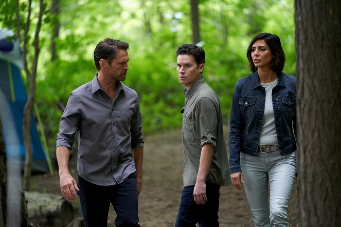 Private Eyes - Season 4 - The Proof Is out There - Van film - Jason Priestley, Kris Lemche, Cindy Sampson