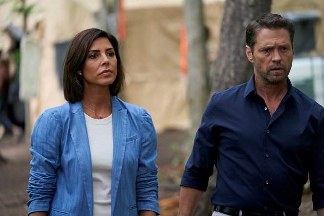 Private Eyes - The Proof Is out There - Photos - Cindy Sampson, Jason Priestley