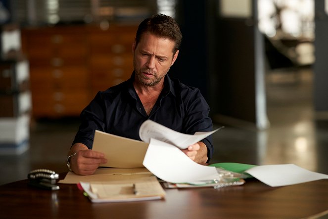 Private Eyes - Season 4 - The Proof Is out There - De la película - Jason Priestley