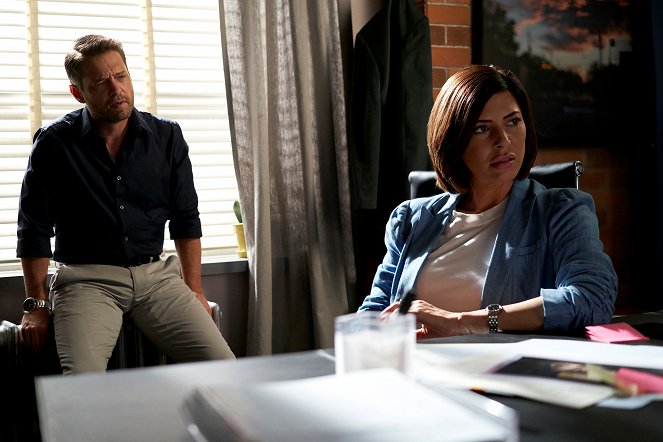 Private Eyes - Season 4 - The Proof Is out There - De la película - Jason Priestley, Cindy Sampson