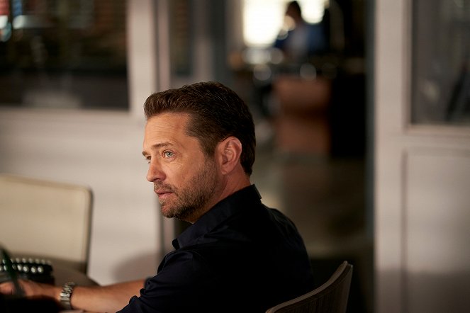 Private Eyes - Season 4 - The Proof Is out There - De la película - Jason Priestley