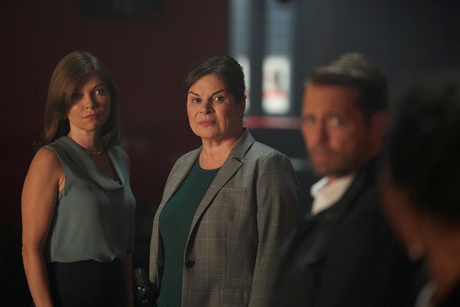 Private Eyes - Season 4 - Smoke Gets in Your Eyes - Photos