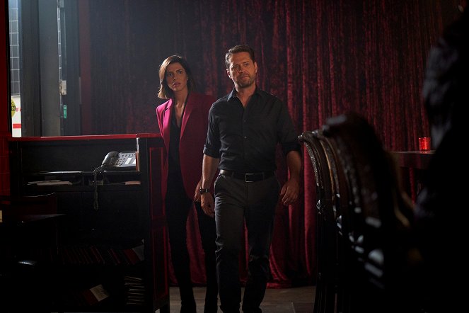 Private Eyes - Smoke Gets in Your Eyes - Photos - Cindy Sampson, Jason Priestley